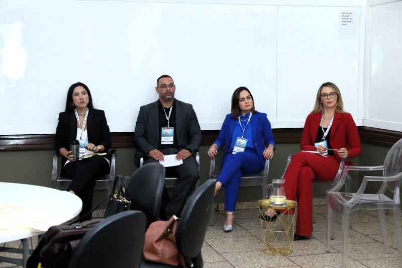 Ingridy Diaquelem, mediou a mesa redonda sobre judicialização de medicamentos e o papel do farmacêutico (de vermelho)