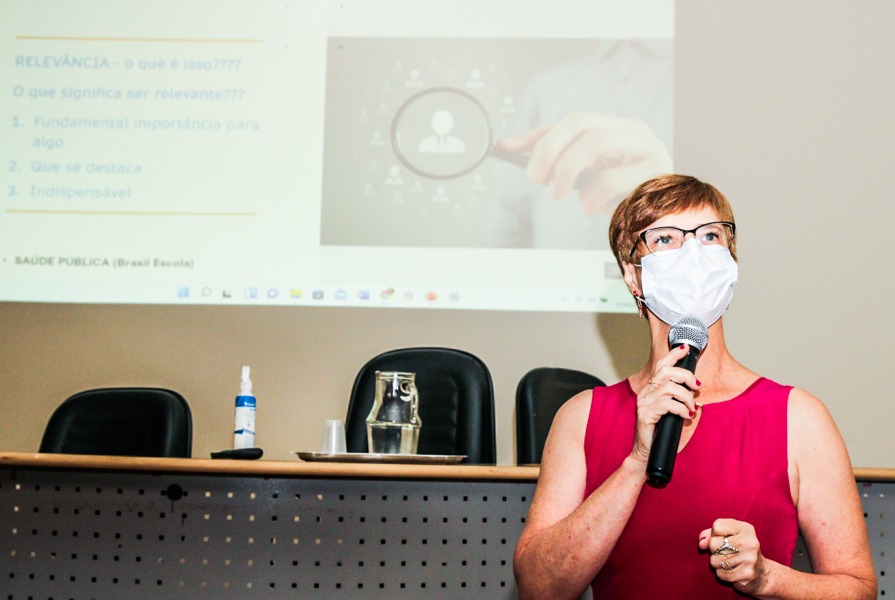 A professora Erna Danzin destacou a relevância das Fundações Escolas de Saúde no Brasil