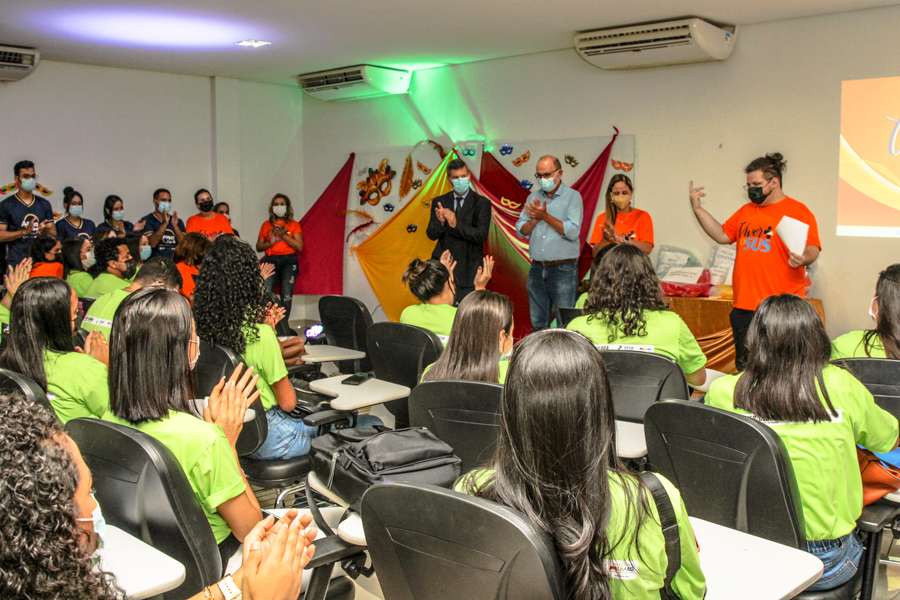 Residentes foram recebidos em solenidade descontraída, em ritmo de Carnaval