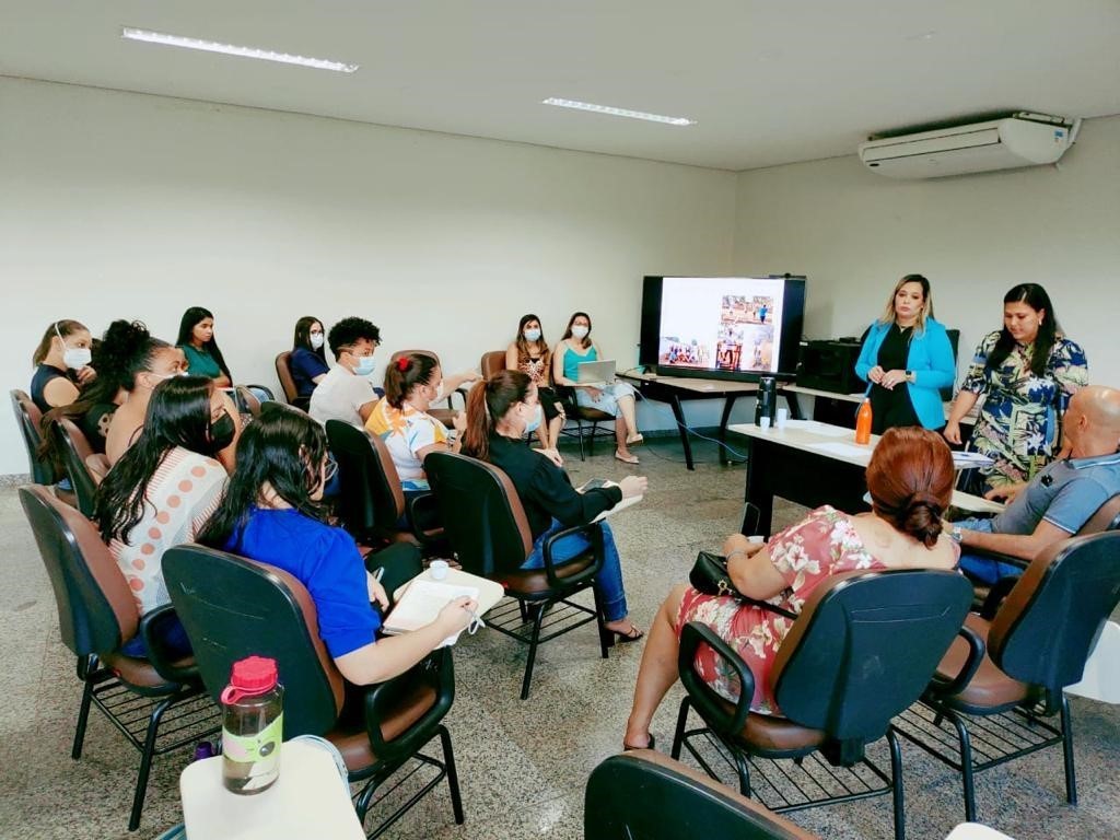 Fisioterapeutas Angélica Maia e Kamila Caixeta durante encontro com fisioterapeutas da Rede para difusão do protocolo