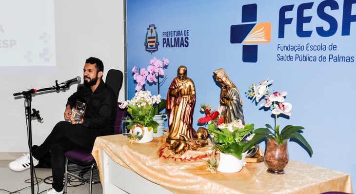 O músico Onassis Costa fez a abertura do evento ao som de voz e violão