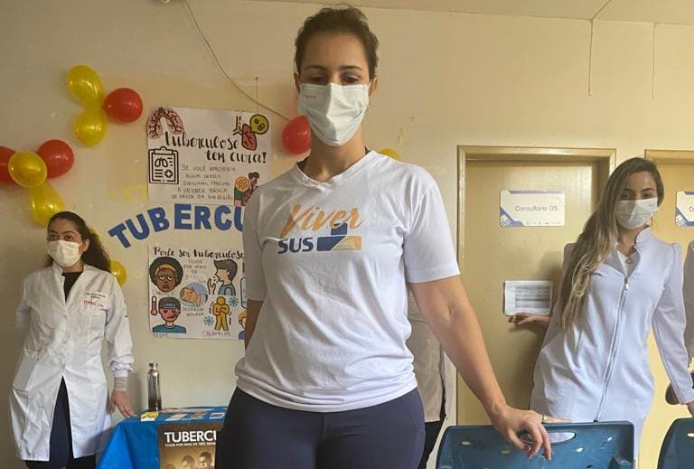 Dinâmica de alongamentos e exercícios respiratórios foi conduzida pela Educ. Física residente, Giselle França