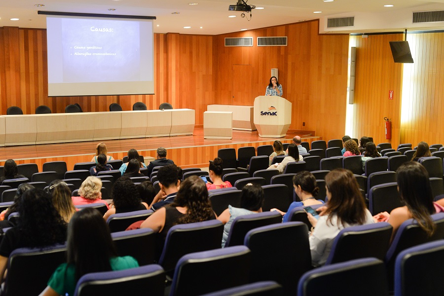 Médica psiquiatra da Rede, Ana Luiza Traballi, realizou palestra sobre o tema do evento para elucidar os participantes