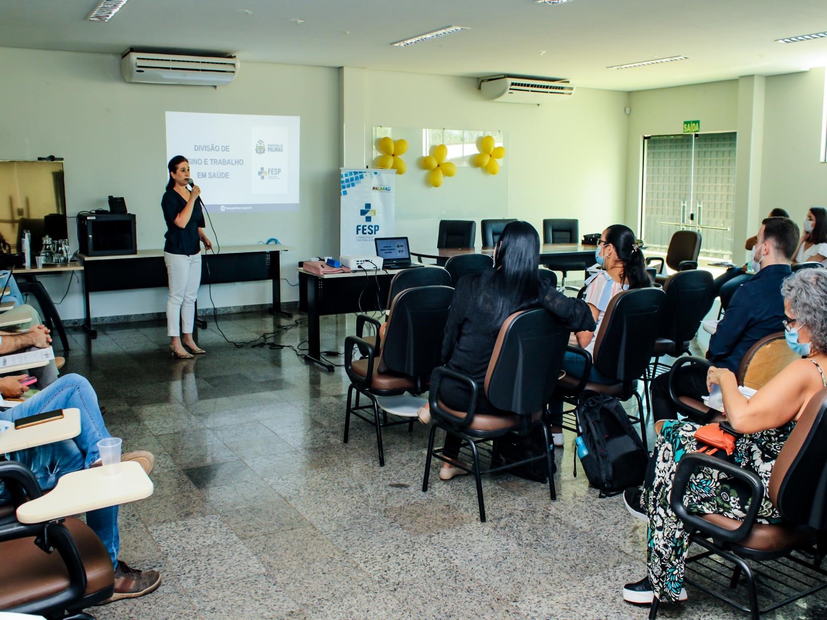 Coordenadora da divisão de Ensino e Trabalho, Renata Collicchio, apresentou os resultados das ações dos estagiários