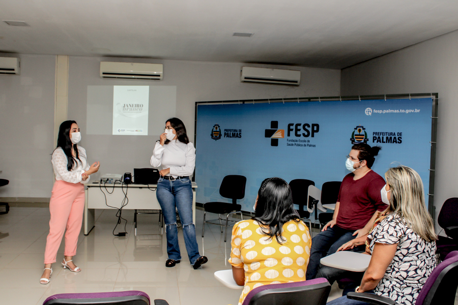 Lançamento da cartilha 'Janeiro Branco' com a coord. do PPT, enfermeira Daniela Mafra (esq.) e psicóloga do PPT, Janinne