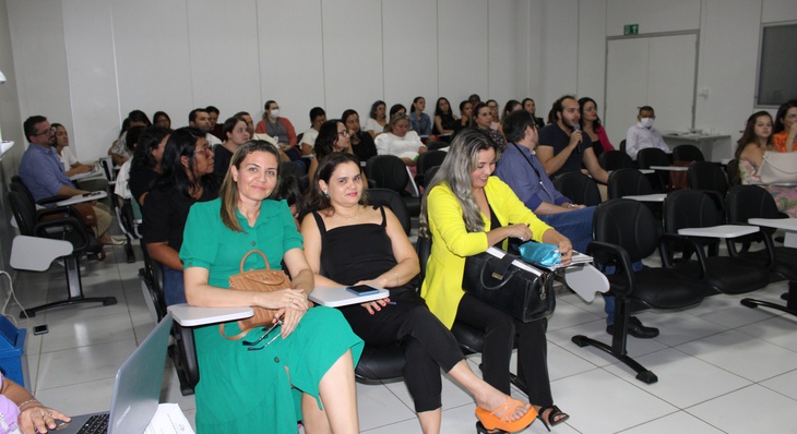 Servidores durante reunião ordinária do Conselho Municipal de Saúde