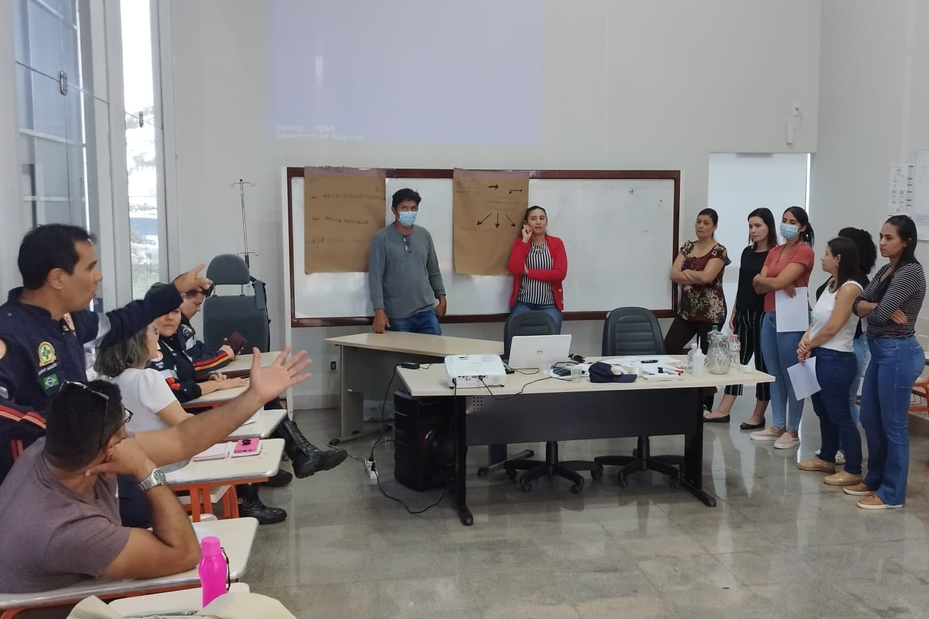 Durante treinamento foram formados grupos que proporcionou aos participantes debater estudos de casos e fluxos