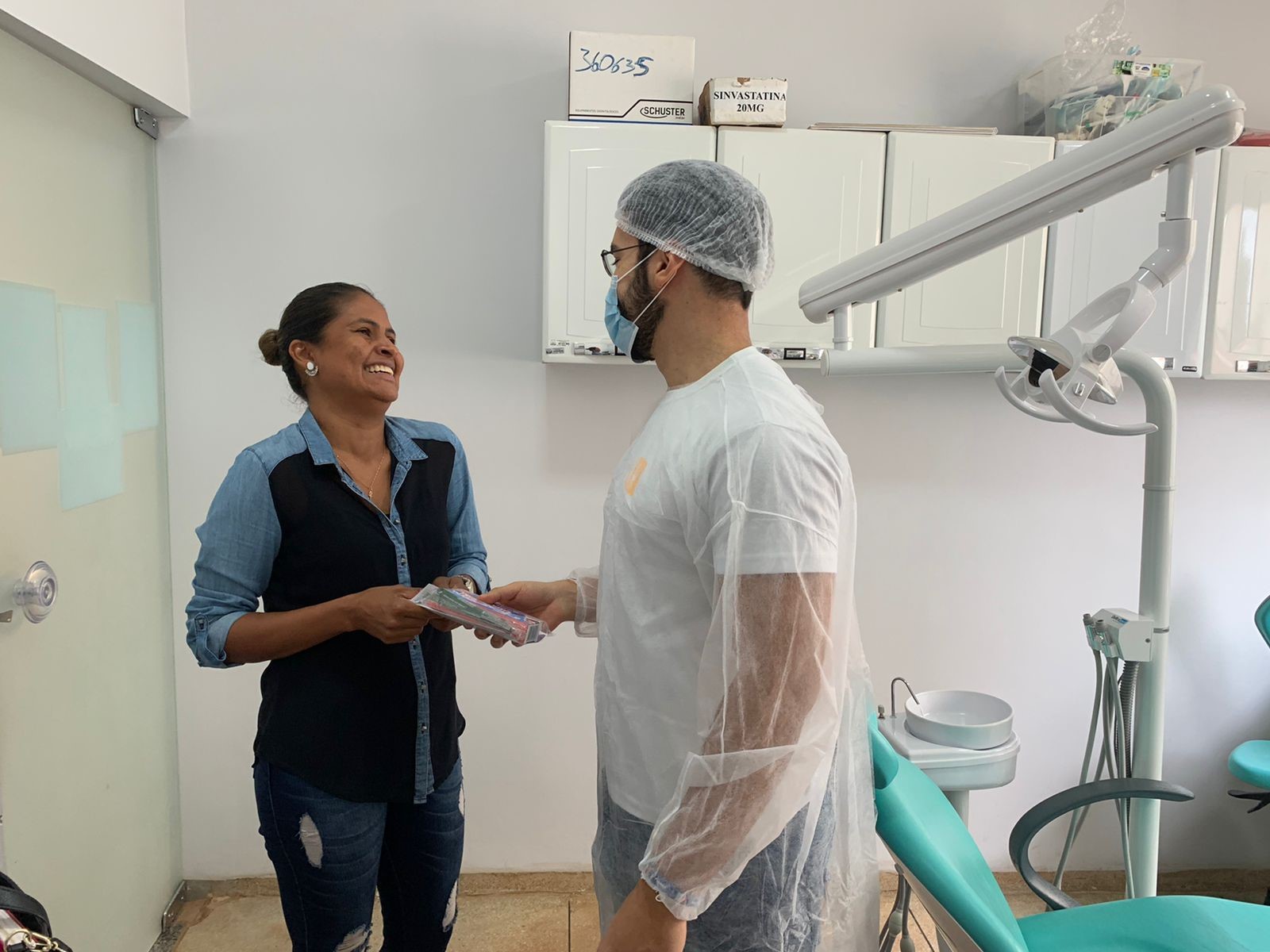 Paciente do odontólogo Márcio Kegler, Jane Cléia fez acompanhamento neste Dia D e recebeu o kit do projeto