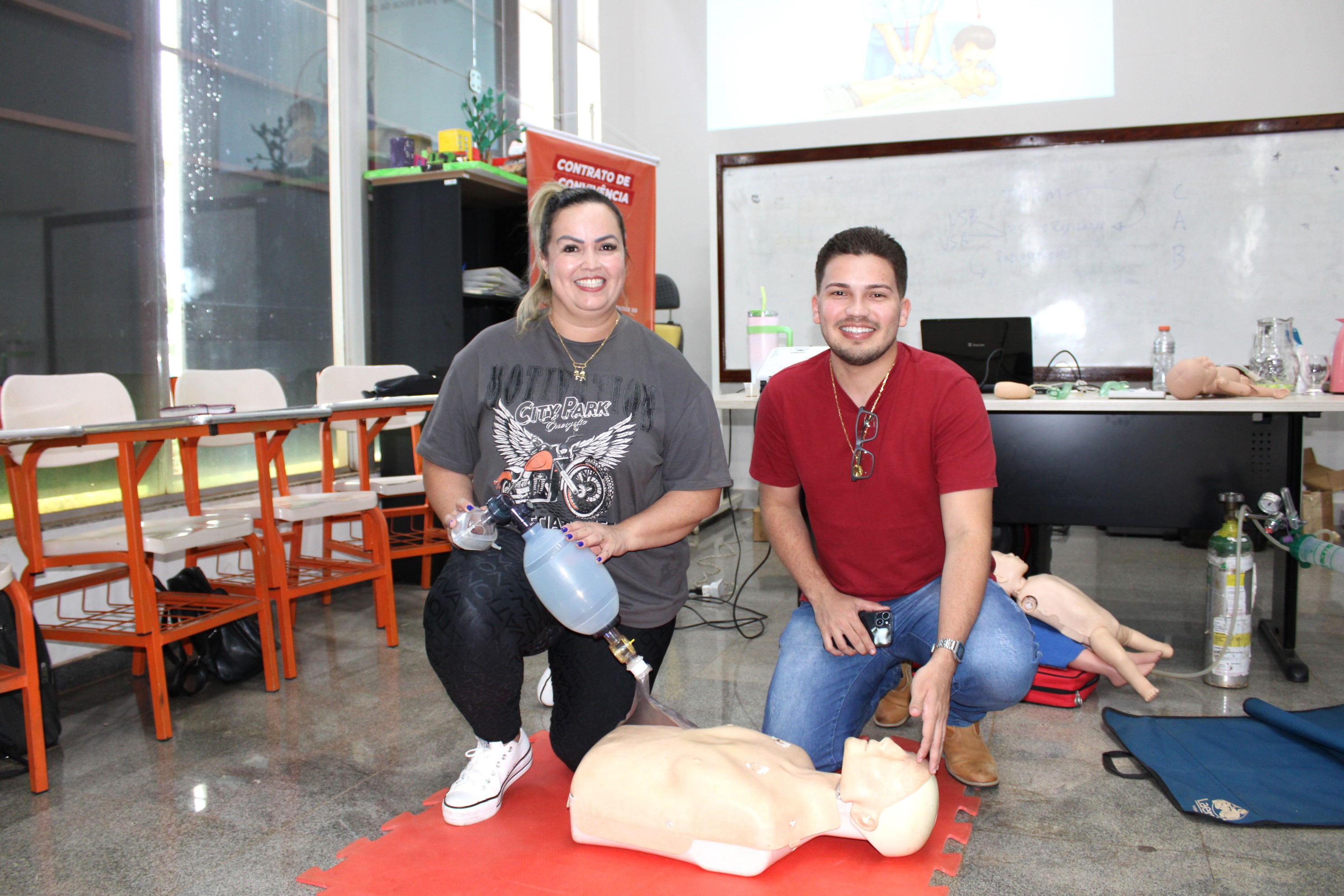 Enfermeira Khassandra Rodrigues e o cirurgião-dentista Lucas de Sá participaram do curso