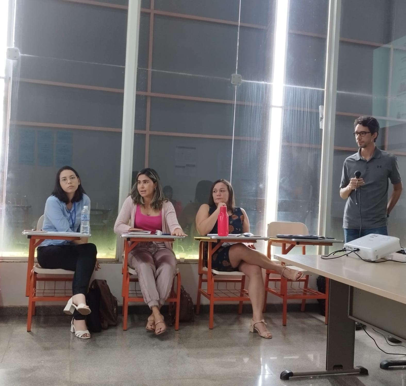 Residente da Fesp Thais de Freitas com a coord Nábia Gomes na organização do curso também ministrado por Dr Frederico