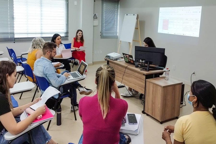 Salas contam com computador, aparelhos de projeção e outros recursos