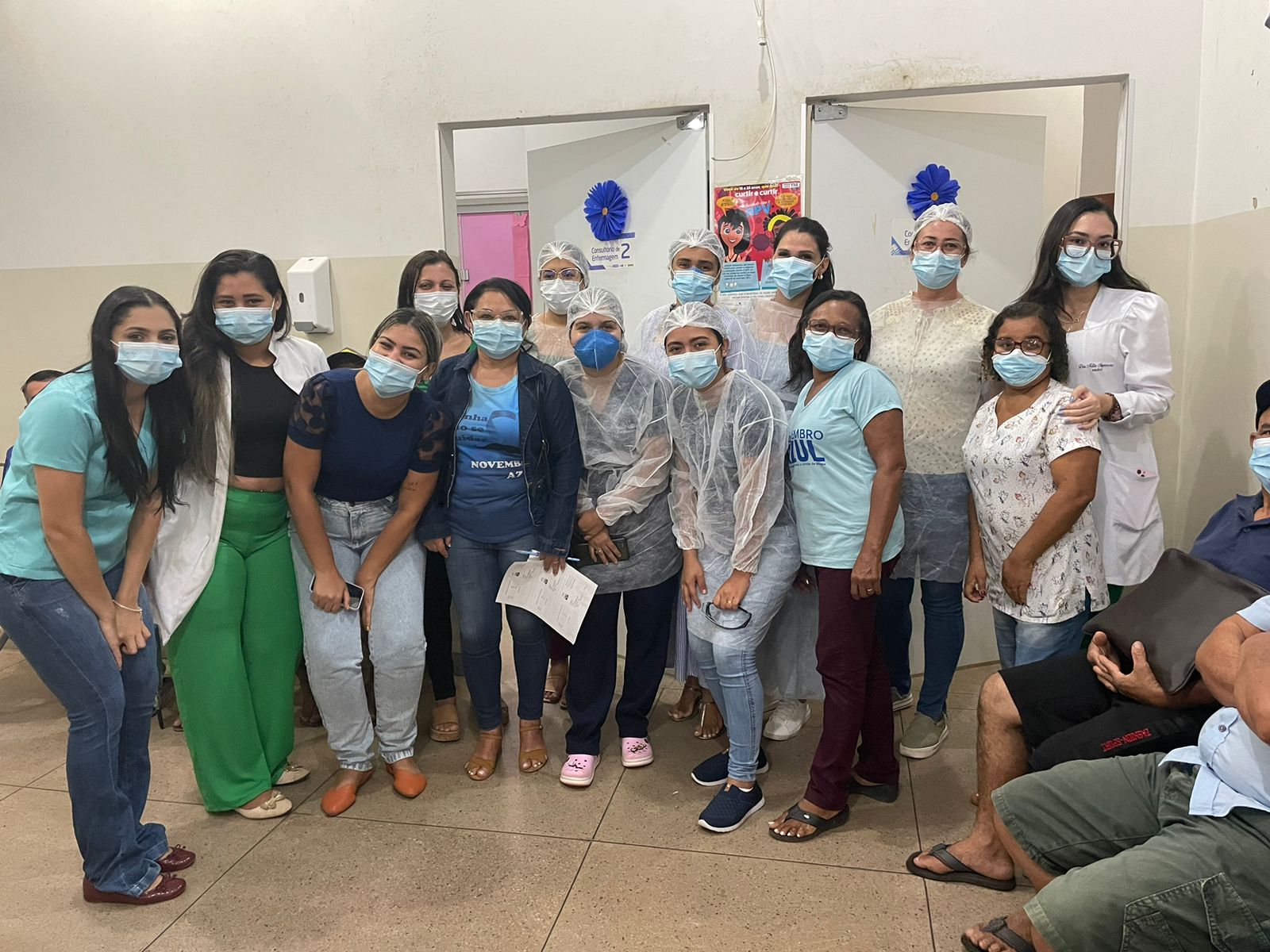 Preceptora Liz Freire entre residentes, pesquisadores e equipe multi da USF Liberdade no Dia D desta terça, 29