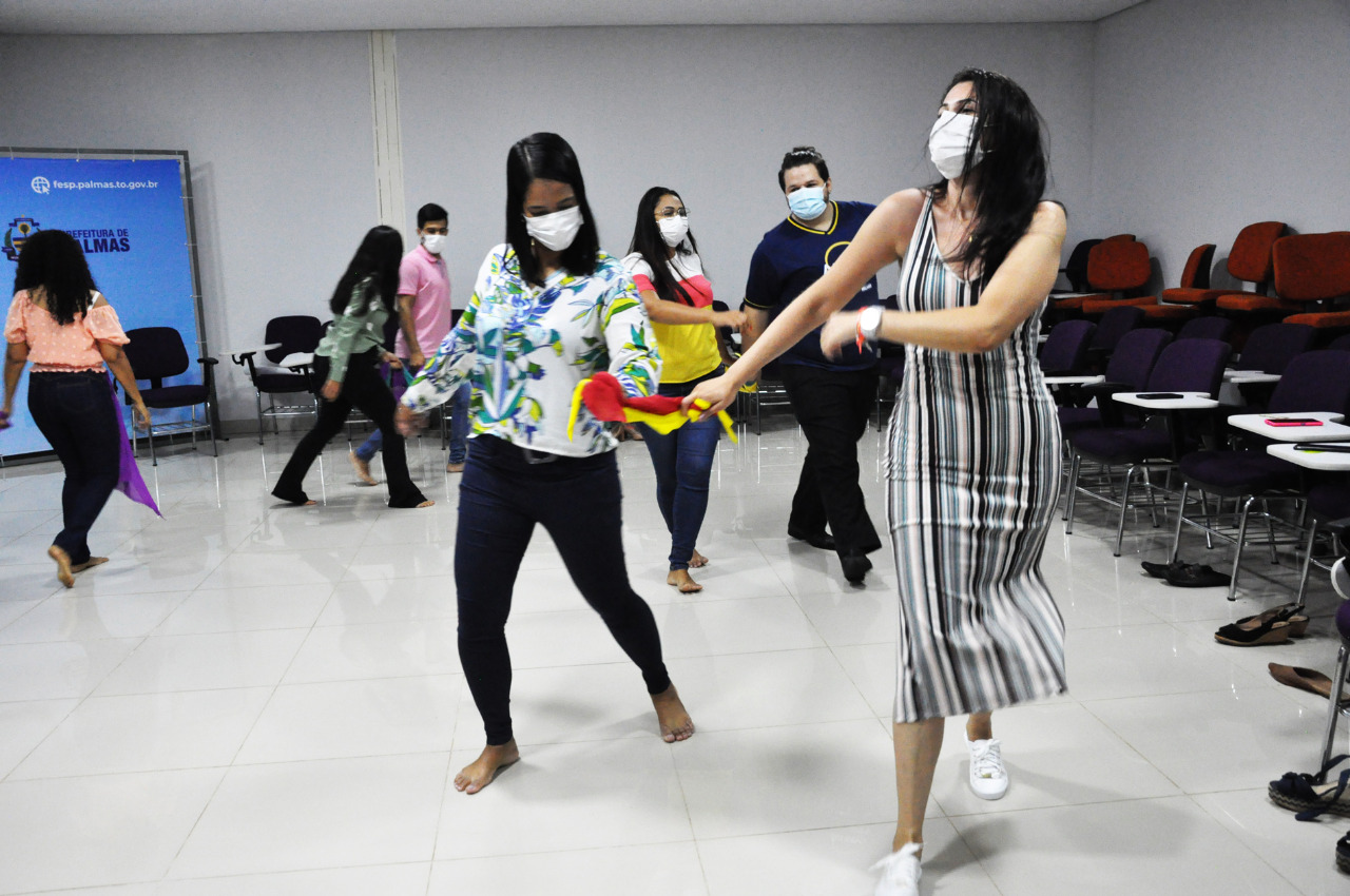 Servidora Sandra Batista (à Dir.) se entregou à dança para relaxar de suas funções diárias
