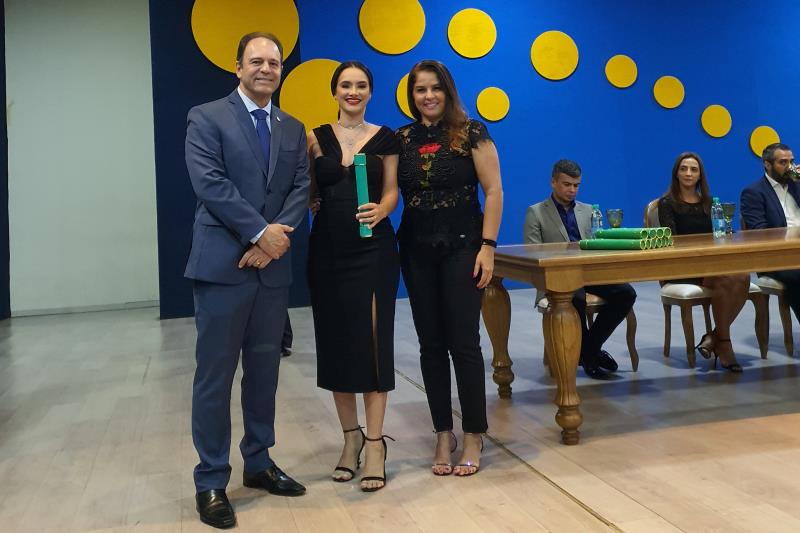 Milena Vidal recebendo diploma de especialista em Medicina de Família e Comunidade