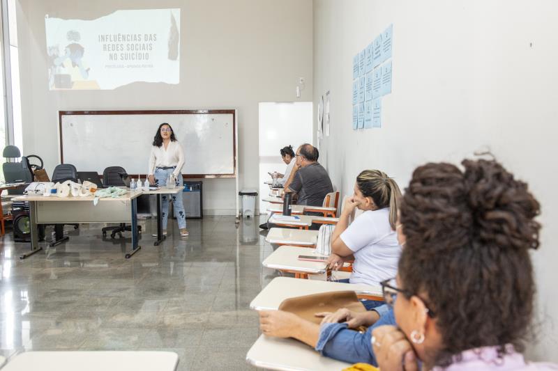 Psicóloga do CAPS, residente em Saúde Mental, Amanda Rayra, ministrou palestra sobre influência das redes sociais