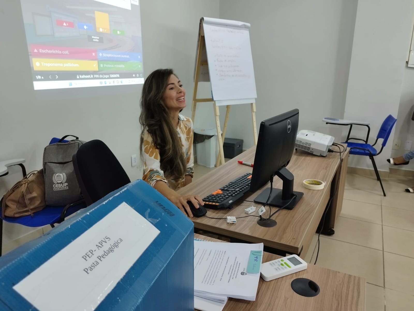 Tutora Lordânia Moura apurando resultado das respostas do questionário aplicado em jogo interativo