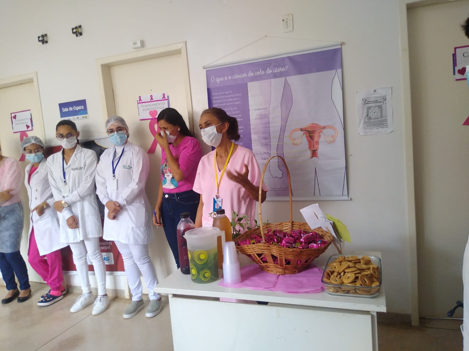Farmacêutica residente Ana Neta durante palestra de educação em saúde sobre Outubro Rosa, na USF Morada do Sol